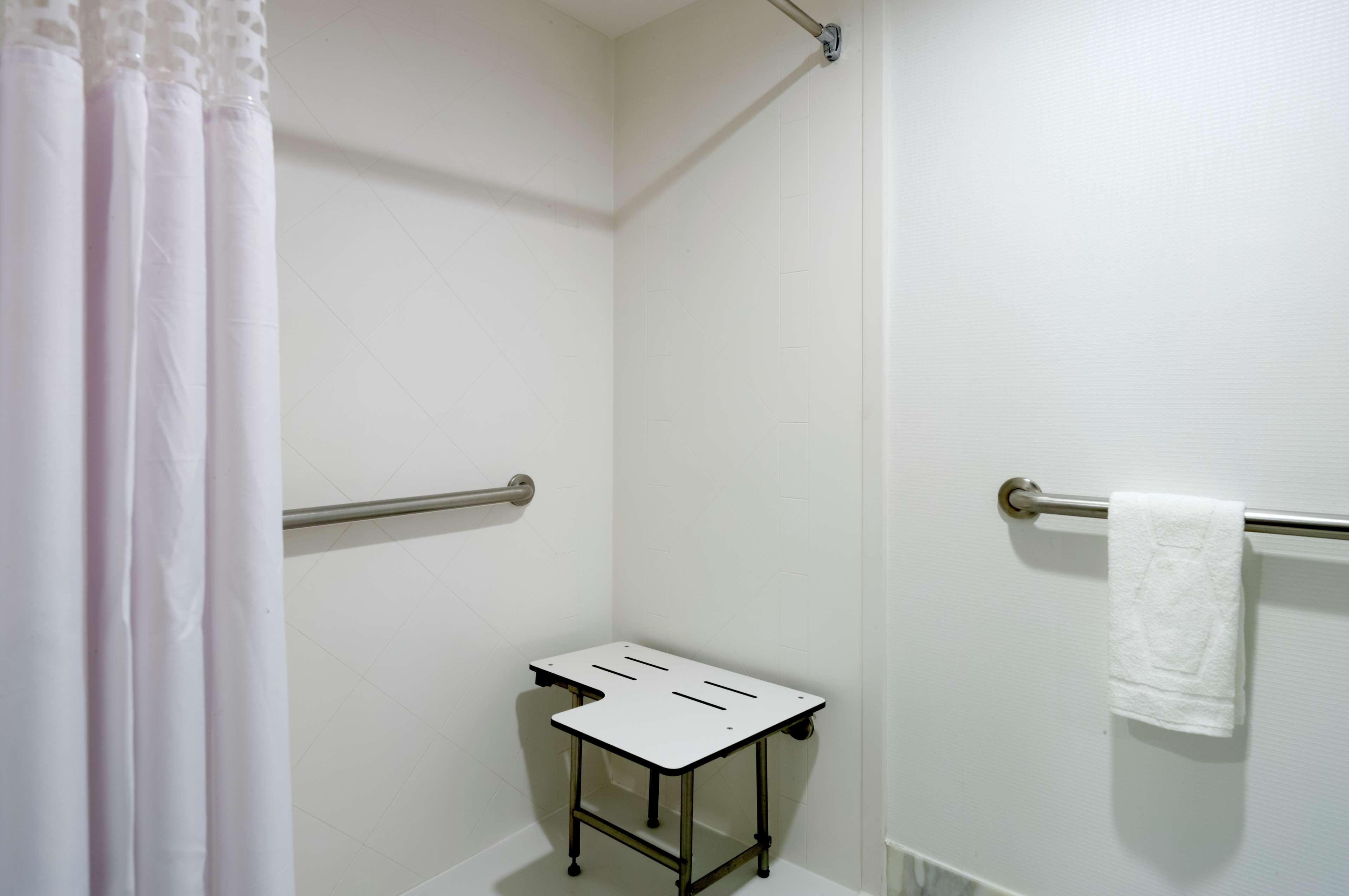 Hilton Garden Inn Queens Jfk - Newly Renovated Hotel
